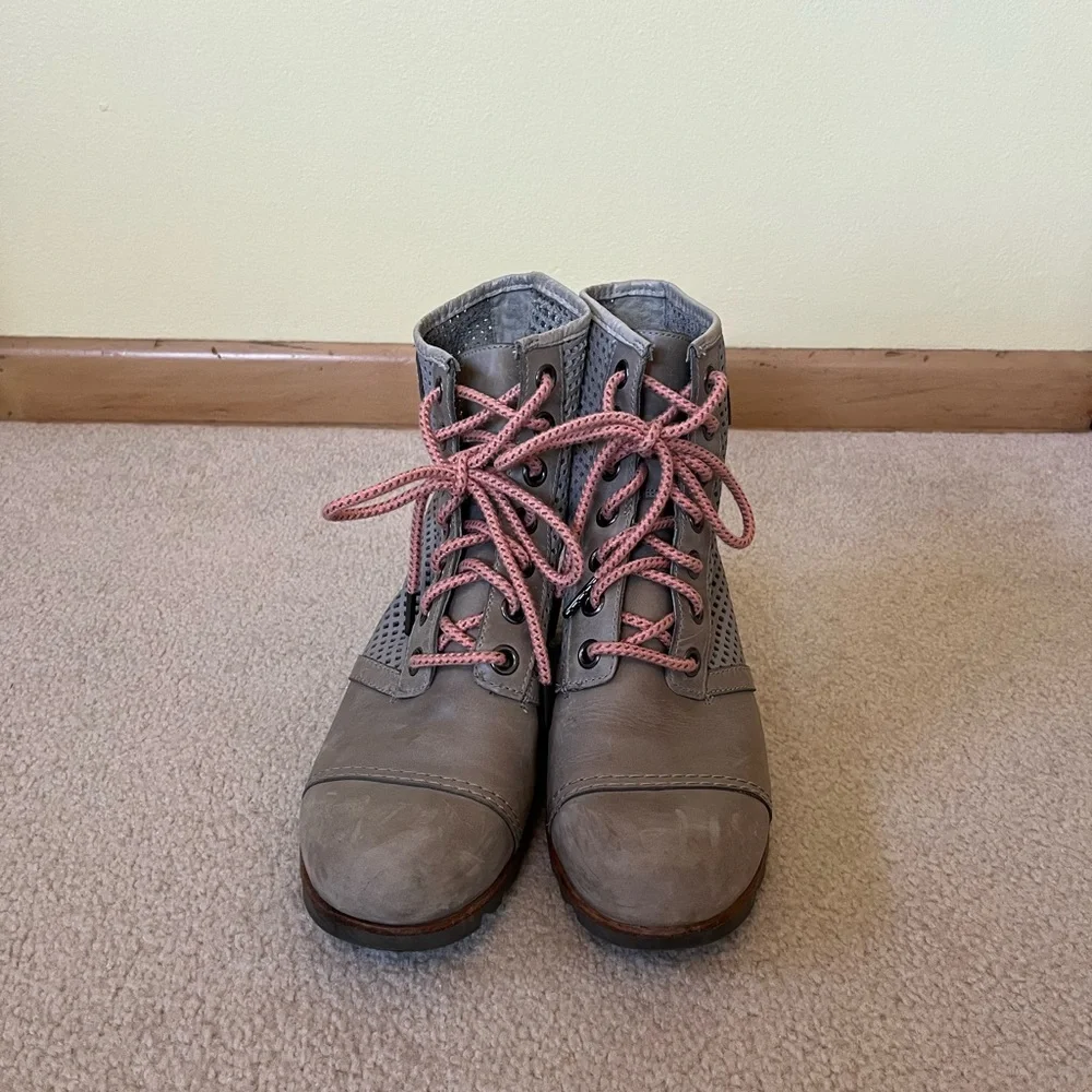 Sorel Women's Lace Up Gray and Pink Boots - Picture 3 of 7